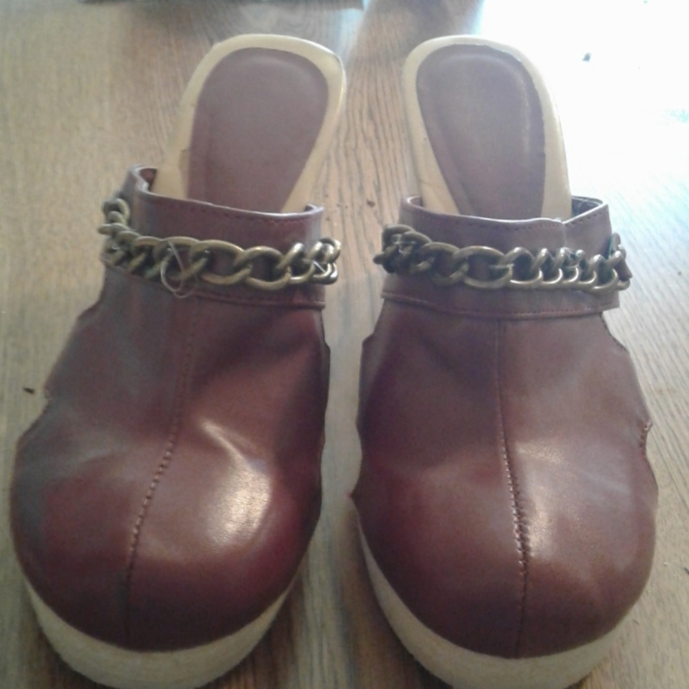 Red and tan wedges
